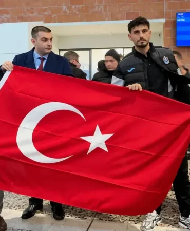 ay-yildizli-bayrakla-terminalde-bulusma-1